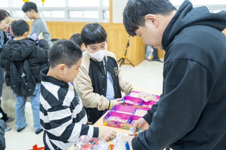 YTo1ODp7czo4OiJGaWxlTmFtZSI7czo0MDoiMzlkZGVmZTctZjY5NS00YmRmLThhY2UtYzY3NGExNjM0ZDgzLmpwZyI7czoxMjoiRmlsZURhdGVUaW1lIjtpOjE3NjQzMTgxMDY7czo4OiJGaWxlU2l6ZSI7aToxMzQzMzIxO3M6ODoiRmlsZVR5cGUiO2k6MjtzOjg6Ik1pbWVUeXBlIjtzOjEwOiJpbWFnZS9qcGVnIjtzOjEzOiJTZWN0aW9uc0ZvdW5kIjtzOjMwOiJBTllfVEFHLCBJRkQwLCBUSFVNQk5BSUwsIEVYSUYiO3M6ODoiQ09NUFVURUQiO2E6OTp7czo0OiJodG1sIjtzOjI2OiJ3aWR0aD0iMTc1MiIgaGVpZ2h0PSIxMTY4IiI7czo2OiJIZWlnaHQiO2k6MTE2ODtzOjU6IldpZHRoIjtpOjE3NTI7czo3OiJJc0NvbG9yIjtpOjE7czoxNzoiQnl0ZU9yZGVyTW90b3JvbGEiO2k6MDtzOjE1OiJBcGVydHVyZUZOdW1iZXIiO3M6NToiZi8zLjIiO3M6OToiQ29weXJpZ2h0IjtzOjQ6IllBQkMiO3M6MTg6IlRodW1ibmFpbC5GaWxlVHlwZSI7aToyO3M6MTg6IlRodW1ibmFpbC5NaW1lVHlwZSI7czoxMDoiaW1hZ2UvanBlZyI7fXM6NDoiTWFrZSI7czo0OiJTT05ZIjtzOjU6Ik1vZGVsIjtzOjg6IklMQ0UtN000IjtzOjExOiJYUmVzb2x1dGlvbiI7czo1OiIyNDAvMSI7czoxMToiWVJlc29sdXRpb24iO3M6NToiMjQwLzEiO3M6MTQ6IlJlc29sdXRpb25Vbml0IjtpOjI7czo4OiJTb2Z0d2FyZSI7czo1MjoiQWRvYmUgUGhvdG9zaG9wIExpZ2h0cm9vbSBDbGFzc2ljIDE1LjAuMSAoTWFjaW50b3NoKSI7czo4OiJEYXRlVGltZSI7czoxOToiMjAyNToxMToyOCAxNzoxNjowMSI7czo2OiJBcnRpc3QiO3M6NzoiWUFCQ19TRyI7czo5OiJDb3B5cmlnaHQiO3M6NDoiWUFCQyI7czoxNjoiRXhpZl9JRkRfUG9pbnRlciI7aToyNTQ7czo5OiJUSFVNQk5BSUwiO2E6Njp7czoxMToiQ29tcHJlc3Npb24iO2k6NjtzOjExOiJYUmVzb2x1dGlvbiI7czo0OiI3Mi8xIjtzOjExOiJZUmVzb2x1dGlvbiI7czo0OiI3Mi8xIjtzOjE0OiJSZXNvbHV0aW9uVW5pdCI7aToyO3M6MjE6IkpQRUdJbnRlcmNoYW5nZUZvcm1hdCI7aToxMDQwO3M6Mjc6IkpQRUdJbnRlcmNoYW5nZUZvcm1hdExlbmd0aCI7aToxODMxNTt9czoxMjoiRXhwb3N1cmVUaW1lIjtzOjU6IjEvMTI1IjtzOjc6IkZOdW1iZXIiO3M6NToiMzIvMTAiO3M6MTU6IkV4cG9zdXJlUHJvZ3JhbSI7aToxO3M6MTU6IklTT1NwZWVkUmF0aW5ncyI7aTo2NDA7czoxOToiVW5kZWZpbmVkVGFnOjB4ODgzMCI7aToyO3M6MTk6IlVuZGVmaW5lZFRhZzoweDg4MzIiO2k6NjQwO3M6MTE6IkV4aWZWZXJzaW9uIjtzOjQ6IjAyMzIiO3M6MTY6IkRhdGVUaW1lT3JpZ2luYWwiO3M6MTk6IjIwMjU6MTE6MjMgMTI6MzE6MTEiO3M6MTc6IkRhdGVUaW1lRGlnaXRpemVkIjtzOjE5OiIyMDI1OjExOjIzIDEyOjMxOjExIjtzOjE5OiJVbmRlZmluZWRUYWc6MHg5MDEwIjtzOjY6IiswOTowMCI7czoxOToiVW5kZWZpbmVkVGFnOjB4OTAxMSI7czo2OiIrMDk6MDAiO3M6MTk6IlVuZGVmaW5lZFRhZzoweDkwMTIiO3M6NjoiKzA5OjAwIjtzOjE3OiJTaHV0dGVyU3BlZWRWYWx1ZSI7czoxNToiNjk2NTc4NC8xMDAwMDAwIjtzOjEzOiJBcGVydHVyZVZhbHVlIjtzOjE1OiIzMzU2MTQ0LzEwMDAwMDAiO3M6MTU6IkJyaWdodG5lc3NWYWx1ZSI7czo5OiI1MDY0LzI1NjAiO3M6MTc6IkV4cG9zdXJlQmlhc1ZhbHVlIjtzOjQ6IjAvMTAiO3M6MTY6Ik1heEFwZXJ0dXJlVmFsdWUiO3M6NzoiNzYwLzI1NiI7czoxMjoiTWV0ZXJpbmdNb2RlIjtpOjU7czoxMToiTGlnaHRTb3VyY2UiO2k6MDtzOjU6IkZsYXNoIjtpOjE2O3M6MTE6IkZvY2FsTGVuZ3RoIjtzOjY6IjM3MC8xMCI7czoxODoiU3ViU2VjVGltZU9yaWdpbmFsIjtzOjM6Ijg1NCI7czoxOToiU3ViU2VjVGltZURpZ2l0aXplZCI7czozOiI4NTQiO3M6MTA6IkNvbG9yU3BhY2UiO2k6NjU1MzU7czoyMToiRm9jYWxQbGFuZVhSZXNvbHV0aW9uIjtzOjE0OiI2NDQ0OTMzOS8zMjc2OCI7czoyMToiRm9jYWxQbGFuZVlSZXNvbHV0aW9uIjtzOjE0OiI2NDQ0OTMzOS8zMjc2OCI7czoyNDoiRm9jYWxQbGFuZVJlc29sdXRpb25Vbml0IjtpOjM7czoxMDoiRmlsZVNvdXJjZSI7czoxOiIDIjtzOjk6IlNjZW5lVHlwZSI7czoxOiIBIjtzOjE0OiJDdXN0b21SZW5kZXJlZCI7aTowO3M6MTI6IkV4cG9zdXJlTW9kZSI7aToxO3M6MTI6IldoaXRlQmFsYW5jZSI7aToxO3M6MTY6IkRpZ2l0YWxab29tUmF0aW8iO3M6NToiMTYvMTYiO3M6MjE6IkZvY2FsTGVuZ3RoSW4zNW1tRmlsbSI7aTozNztzOjE2OiJTY2VuZUNhcHR1cmVUeXBlIjtpOjA7czo4OiJDb250cmFzdCI7aTowO3M6MTA6IlNhdHVyYXRpb24iO2k6MDtzOjk6IlNoYXJwbmVzcyI7aTowO3M6MTk6IlVuZGVmaW5lZFRhZzoweEE0MzIiO2E6NDp7aTowO3M6NjoiMjQwLzEwIjtpOjE7czo2OiI3MDAvMTAiO2k6MjtzOjU6IjI4LzEwIjtpOjM7czo1OiIyOC8xMCI7fXM6MTk6IlVuZGVmaW5lZFRhZzoweEE0MzQiO3M6MjE6IkZFIDI0LTcwbW0gRjIuOCBHTSBJSSI7fQ==