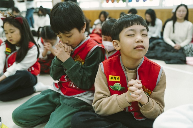 YTo1ODp7czo4OiJGaWxlTmFtZSI7czo0MDoiODU2NGMyMDktM2NkMi00YTM5LTk1NGUtYWVmMzg3Y2FhNzVjLmpwZyI7czoxMjoiRmlsZURhdGVUaW1lIjtpOjE3NjUwNzg3NTI7czo4OiJGaWxlU2l6ZSI7aToxMzkyNTY4O3M6ODoiRmlsZVR5cGUiO2k6MjtzOjg6Ik1pbWVUeXBlIjtzOjEwOiJpbWFnZS9qcGVnIjtzOjEzOiJTZWN0aW9uc0ZvdW5kIjtzOjMwOiJBTllfVEFHLCBJRkQwLCBUSFVNQk5BSUwsIEVYSUYiO3M6ODoiQ09NUFVURUQiO2E6OTp7czo0OiJodG1sIjtzOjI2OiJ3aWR0aD0iMTc1MiIgaGVpZ2h0PSIxMTY4IiI7czo2OiJIZWlnaHQiO2k6MTE2ODtzOjU6IldpZHRoIjtpOjE3NTI7czo3OiJJc0NvbG9yIjtpOjE7czoxNzoiQnl0ZU9yZGVyTW90b3JvbGEiO2k6MDtzOjE1OiJBcGVydHVyZUZOdW1iZXIiO3M6NToiZi8yLjgiO3M6OToiQ29weXJpZ2h0IjtzOjQ6IllBQkMiO3M6MTg6IlRodW1ibmFpbC5GaWxlVHlwZSI7aToyO3M6MTg6IlRodW1ibmFpbC5NaW1lVHlwZSI7czoxMDoiaW1hZ2UvanBlZyI7fXM6NDoiTWFrZSI7czo0OiJTT05ZIjtzOjU6Ik1vZGVsIjtzOjg6IklMQ0UtN000IjtzOjExOiJYUmVzb2x1dGlvbiI7czo1OiIyNDAvMSI7czoxMToiWVJlc29sdXRpb24iO3M6NToiMjQwLzEiO3M6MTQ6IlJlc29sdXRpb25Vbml0IjtpOjI7czo4OiJTb2Z0d2FyZSI7czo1MjoiQWRvYmUgUGhvdG9zaG9wIExpZ2h0cm9vbSBDbGFzc2ljIDE1LjAuMSAoTWFjaW50b3NoKSI7czo4OiJEYXRlVGltZSI7czoxOToiMjAyNToxMjowNyAxMjozNTo1MSI7czo2OiJBcnRpc3QiO3M6NzoiWUFCQ19TRyI7czo5OiJDb3B5cmlnaHQiO3M6NDoiWUFCQyI7czoxNjoiRXhpZl9JRkRfUG9pbnRlciI7aToyNTQ7czo5OiJUSFVNQk5BSUwiO2E6Njp7czoxMToiQ29tcHJlc3Npb24iO2k6NjtzOjExOiJYUmVzb2x1dGlvbiI7czo0OiI3Mi8xIjtzOjExOiJZUmVzb2x1dGlvbiI7czo0OiI3Mi8xIjtzOjE0OiJSZXNvbHV0aW9uVW5pdCI7aToyO3M6MjE6IkpQRUdJbnRlcmNoYW5nZUZvcm1hdCI7aToxMDQwO3M6Mjc6IkpQRUdJbnRlcmNoYW5nZUZvcm1hdExlbmd0aCI7aToxNzgzODt9czoxMjoiRXhwb3N1cmVUaW1lIjtzOjU6IjEvMjUwIjtzOjc6IkZOdW1iZXIiO3M6NToiMjgvMTAiO3M6MTU6IkV4cG9zdXJlUHJvZ3JhbSI7aToxO3M6MTU6IklTT1NwZWVkUmF0aW5ncyI7aTo1MDA7czoxOToiVW5kZWZpbmVkVGFnOjB4ODgzMCI7aToyO3M6MTk6IlVuZGVmaW5lZFRhZzoweDg4MzIiO2k6NTAwO3M6MTE6IkV4aWZWZXJzaW9uIjtzOjQ6IjAyMzIiO3M6MTY6IkRhdGVUaW1lT3JpZ2luYWwiO3M6MTk6IjIwMjU6MTI6MDYgMDk6NTY6MTYiO3M6MTc6IkRhdGVUaW1lRGlnaXRpemVkIjtzOjE5OiIyMDI1OjEyOjA2IDA5OjU2OjE2IjtzOjE5OiJVbmRlZmluZWRUYWc6MHg5MDEwIjtzOjY6IiswOTowMCI7czoxOToiVW5kZWZpbmVkVGFnOjB4OTAxMSI7czo2OiIrMDk6MDAiO3M6MTk6IlVuZGVmaW5lZFRhZzoweDkwMTIiO3M6NjoiKzA5OjAwIjtzOjE3OiJTaHV0dGVyU3BlZWRWYWx1ZSI7czoxNToiNzk2NTc4NC8xMDAwMDAwIjtzOjEzOiJBcGVydHVyZVZhbHVlIjtzOjE1OiIyOTcwODU0LzEwMDAwMDAiO3M6MTU6IkJyaWdodG5lc3NWYWx1ZSI7czo5OiI2NDI0LzI1NjAiO3M6MTc6IkV4cG9zdXJlQmlhc1ZhbHVlIjtzOjQ6IjAvMTAiO3M6MTY6Ik1heEFwZXJ0dXJlVmFsdWUiO3M6NzoiNzYwLzI1NiI7czoxMjoiTWV0ZXJpbmdNb2RlIjtpOjU7czoxMToiTGlnaHRTb3VyY2UiO2k6MDtzOjU6IkZsYXNoIjtpOjEzO3M6MTE6IkZvY2FsTGVuZ3RoIjtzOjY6IjM0MC8xMCI7czoxODoiU3ViU2VjVGltZU9yaWdpbmFsIjtzOjM6IjM4MSI7czoxOToiU3ViU2VjVGltZURpZ2l0aXplZCI7czozOiIzODEiO3M6MTA6IkNvbG9yU3BhY2UiO2k6NjU1MzU7czoyMToiRm9jYWxQbGFuZVhSZXNvbHV0aW9uIjtzOjE0OiI2NDQ0OTMzOS8zMjc2OCI7czoyMToiRm9jYWxQbGFuZVlSZXNvbHV0aW9uIjtzOjE0OiI2NDQ0OTMzOS8zMjc2OCI7czoyNDoiRm9jYWxQbGFuZVJlc29sdXRpb25Vbml0IjtpOjM7czoxMDoiRmlsZVNvdXJjZSI7czoxOiIDIjtzOjk6IlNjZW5lVHlwZSI7czoxOiIBIjtzOjE0OiJDdXN0b21SZW5kZXJlZCI7aTowO3M6MTI6IkV4cG9zdXJlTW9kZSI7aToxO3M6MTI6IldoaXRlQmFsYW5jZSI7aToxO3M6MTY6IkRpZ2l0YWxab29tUmF0aW8iO3M6NToiMTYvMTYiO3M6MjE6IkZvY2FsTGVuZ3RoSW4zNW1tRmlsbSI7aTozNDtzOjE2OiJTY2VuZUNhcHR1cmVUeXBlIjtpOjA7czo4OiJDb250cmFzdCI7aTowO3M6MTA6IlNhdHVyYXRpb24iO2k6MDtzOjk6IlNoYXJwbmVzcyI7aTowO3M6MTk6IlVuZGVmaW5lZFRhZzoweEE0MzIiO2E6NDp7aTowO3M6NjoiMjQwLzEwIjtpOjE7czo2OiI3MDAvMTAiO2k6MjtzOjU6IjI4LzEwIjtpOjM7czo1OiIyOC8xMCI7fXM6MTk6IlVuZGVmaW5lZFRhZzoweEE0MzQiO3M6MjE6IkZFIDI0LTcwbW0gRjIuOCBHTSBJSSI7fQ==