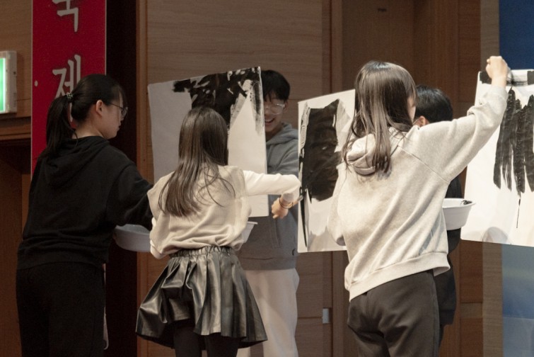 YTo1ODp7czo4OiJGaWxlTmFtZSI7czo0MDoiOTRiYzAyNzctYjhlNC00OTIzLWI4ZjktNGUwOGNjZWNmNDFjLmpwZyI7czoxMjoiRmlsZURhdGVUaW1lIjtpOjE3NjY0NjQxODc7czo4OiJGaWxlU2l6ZSI7aTo2MTUwODc7czo4OiJGaWxlVHlwZSI7aToyO3M6ODoiTWltZVR5cGUiO3M6MTA6ImltYWdlL2pwZWciO3M6MTM6IlNlY3Rpb25zRm91bmQiO3M6MzA6IkFOWV9UQUcsIElGRDAsIFRIVU1CTkFJTCwgRVhJRiI7czo4OiJDT01QVVRFRCI7YTo5OntzOjQ6Imh0bWwiO3M6MjU6IndpZHRoPSIxMTE3IiBoZWlnaHQ9Ijc0NSIiO3M6NjoiSGVpZ2h0IjtpOjc0NTtzOjU6IldpZHRoIjtpOjExMTc7czo3OiJJc0NvbG9yIjtpOjE7czoxNzoiQnl0ZU9yZGVyTW90b3JvbGEiO2k6MDtzOjE1OiJBcGVydHVyZUZOdW1iZXIiO3M6NToiZi80LjAiO3M6OToiQ29weXJpZ2h0IjtzOjQ6IllBQkMiO3M6MTg6IlRodW1ibmFpbC5GaWxlVHlwZSI7aToyO3M6MTg6IlRodW1ibmFpbC5NaW1lVHlwZSI7czoxMDoiaW1hZ2UvanBlZyI7fXM6NDoiTWFrZSI7czo0OiJTT05ZIjtzOjU6Ik1vZGVsIjtzOjg6IklMQ0UtN000IjtzOjExOiJYUmVzb2x1dGlvbiI7czo1OiIyNDAvMSI7czoxMToiWVJlc29sdXRpb24iO3M6NToiMjQwLzEiO3M6MTQ6IlJlc29sdXRpb25Vbml0IjtpOjI7czo4OiJTb2Z0d2FyZSI7czo1MDoiQWRvYmUgUGhvdG9zaG9wIExpZ2h0cm9vbSBDbGFzc2ljIDE1LjEgKE1hY2ludG9zaCkiO3M6ODoiRGF0ZVRpbWUiO3M6MTk6IjIwMjU6MTI6MjMgMTI6MDE6NDkiO3M6NjoiQXJ0aXN0IjtzOjc6IllBQkNfU0ciO3M6OToiQ29weXJpZ2h0IjtzOjQ6IllBQkMiO3M6MTY6IkV4aWZfSUZEX1BvaW50ZXIiO2k6MjUyO3M6OToiVEhVTUJOQUlMIjthOjY6e3M6MTE6IkNvbXByZXNzaW9uIjtpOjY7czoxMToiWFJlc29sdXRpb24iO3M6NDoiNzIvMSI7czoxMToiWVJlc29sdXRpb24iO3M6NDoiNzIvMSI7czoxNDoiUmVzb2x1dGlvblVuaXQiO2k6MjtzOjIxOiJKUEVHSW50ZXJjaGFuZ2VGb3JtYXQiO2k6MTAzODtzOjI3OiJKUEVHSW50ZXJjaGFuZ2VGb3JtYXRMZW5ndGgiO2k6MTMyNDY7fXM6MTI6IkV4cG9zdXJlVGltZSI7czo1OiIxLzE2MCI7czo3OiJGTnVtYmVyIjtzOjM6IjQvMSI7czoxNToiRXhwb3N1cmVQcm9ncmFtIjtpOjE7czoxNToiSVNPU3BlZWRSYXRpbmdzIjtpOjgwMDtzOjE5OiJVbmRlZmluZWRUYWc6MHg4ODMwIjtpOjI7czoxOToiVW5kZWZpbmVkVGFnOjB4ODgzMiI7aTo4MDA7czoxMToiRXhpZlZlcnNpb24iO3M6NDoiMDIzMiI7czoxNjoiRGF0ZVRpbWVPcmlnaW5hbCI7czoxOToiMjAyNToxMjoyMSAxMzo1ODozNSI7czoxNzoiRGF0ZVRpbWVEaWdpdGl6ZWQiO3M6MTk6IjIwMjU6MTI6MjEgMTM6NTg6MzUiO3M6MTk6IlVuZGVmaW5lZFRhZzoweDkwMTAiO3M6NjoiKzA5OjAwIjtzOjE5OiJVbmRlZmluZWRUYWc6MHg5MDExIjtzOjY6IiswOTowMCI7czoxOToiVW5kZWZpbmVkVGFnOjB4OTAxMiI7czo2OiIrMDk6MDAiO3M6MTc6IlNodXR0ZXJTcGVlZFZhbHVlIjtzOjE1OiI3MzIxOTI4LzEwMDAwMDAiO3M6MTM6IkFwZXJ0dXJlVmFsdWUiO3M6MzoiNC8xIjtzOjE1OiJCcmlnaHRuZXNzVmFsdWUiO3M6MTA6Ii0xNjQ2LzI1NjAiO3M6MTc6IkV4cG9zdXJlQmlhc1ZhbHVlIjtzOjQ6IjAvMTAiO3M6MTY6Ik1heEFwZXJ0dXJlVmFsdWUiO3M6ODoiMTAyNC8yNTYiO3M6MTI6Ik1ldGVyaW5nTW9kZSI7aTo1O3M6MTE6IkxpZ2h0U291cmNlIjtpOjA7czo1OiJGbGFzaCI7aToxNjtzOjExOiJGb2NhbExlbmd0aCI7czo2OiI4MDAvMTAiO3M6MTg6IlN1YlNlY1RpbWVPcmlnaW5hbCI7czozOiIzNzUiO3M6MTk6IlN1YlNlY1RpbWVEaWdpdGl6ZWQiO3M6MzoiMzc1IjtzOjEwOiJDb2xvclNwYWNlIjtpOjY1NTM1O3M6MjE6IkZvY2FsUGxhbmVYUmVzb2x1dGlvbiI7czoxNDoiNjQ0NDkzMzkvMzI3NjgiO3M6MjE6IkZvY2FsUGxhbmVZUmVzb2x1dGlvbiI7czoxNDoiNjQ0NDkzMzkvMzI3NjgiO3M6MjQ6IkZvY2FsUGxhbmVSZXNvbHV0aW9uVW5pdCI7aTozO3M6MTA6IkZpbGVTb3VyY2UiO3M6MToiAyI7czo5OiJTY2VuZVR5cGUiO3M6MToiASI7czoxNDoiQ3VzdG9tUmVuZGVyZWQiO2k6MDtzOjEyOiJFeHBvc3VyZU1vZGUiO2k6MTtzOjEyOiJXaGl0ZUJhbGFuY2UiO2k6MDtzOjE2OiJEaWdpdGFsWm9vbVJhdGlvIjtzOjU6IjE2LzE2IjtzOjIxOiJGb2NhbExlbmd0aEluMzVtbUZpbG0iO2k6MTIwO3M6MTY6IlNjZW5lQ2FwdHVyZVR5cGUiO2k6MDtzOjg6IkNvbnRyYXN0IjtpOjA7czoxMDoiU2F0dXJhdGlvbiI7aTowO3M6OToiU2hhcnBuZXNzIjtpOjA7czoxOToiVW5kZWZpbmVkVGFnOjB4QTQzMiI7YTo0OntpOjA7czo2OiI3MDAvMTAiO2k6MTtzOjc6IjIwMDAvMTAiO2k6MjtzOjU6IjQwLzEwIjtpOjM7czo1OiI0MC8xMCI7fXM6MTk6IlVuZGVmaW5lZFRhZzoweEE0MzQiO3M6MjA6IkZFIDcwLTIwMG1tIEY0IEcgT1NTIjt9